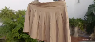 Falda corta plisada beige