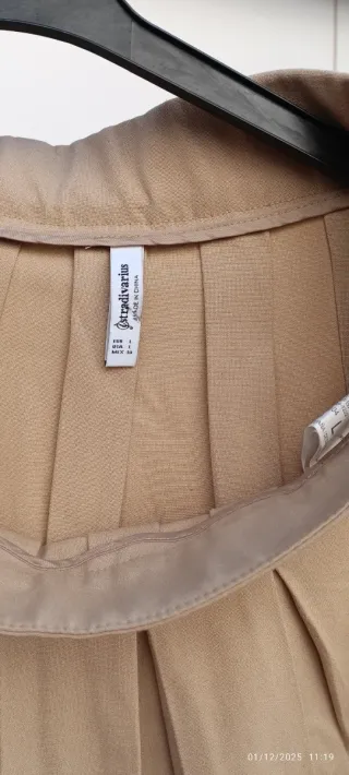 Falda corta plisada beige