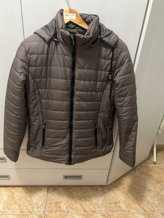 Chaqueta acolchada marrón con capucha