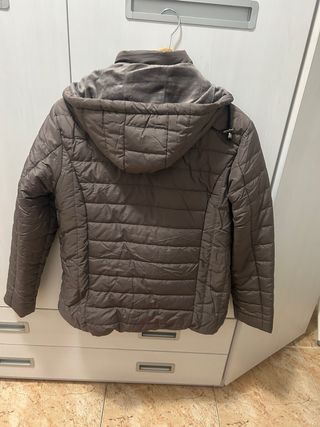 Chaqueta acolchada marrón con capucha