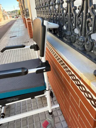 Silla de ducha/inodoro con ruedas