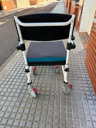 Silla de ducha/inodoro con ruedas