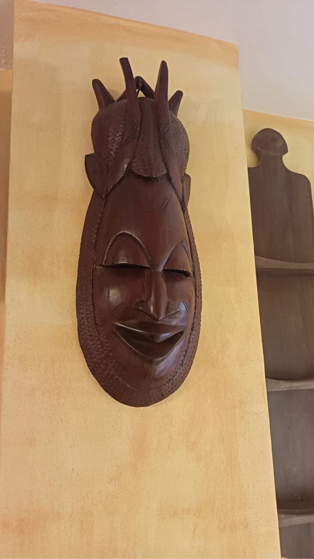 Máscara africana de madera tallada