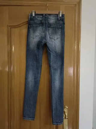 Pantalones vaqueros azules con diseño