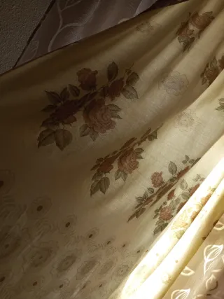 Cortinas de tela beige y marron con flores