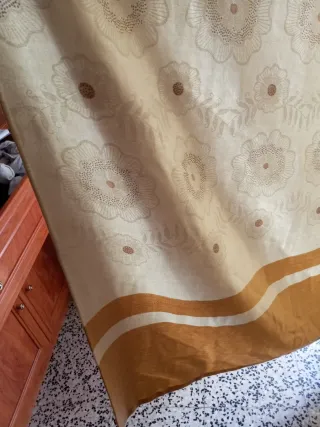 Cortinas de tela beige y marron con flores