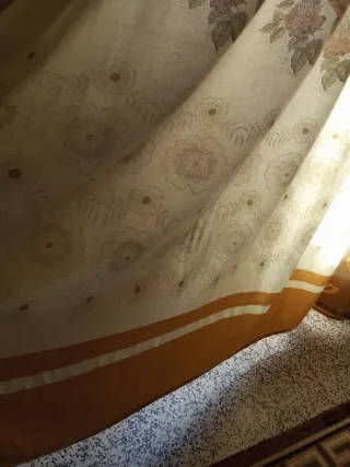 Cortinas de tela beige y marron con flores