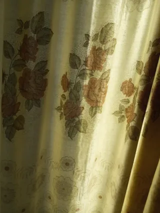 Cortinas de tela beige y marron con flores