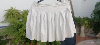 Falda corta blanca plisada