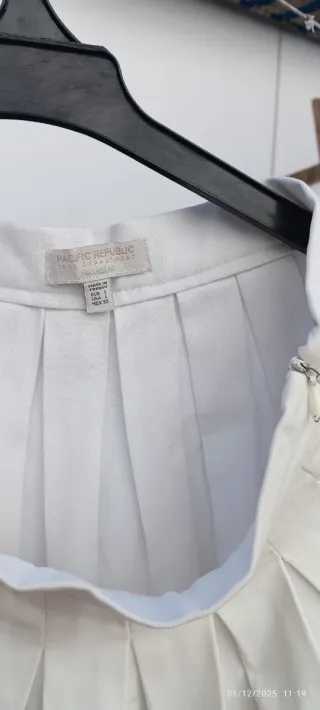 Falda corta blanca plisada