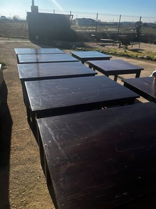 Tavoli e divisori in legno massello