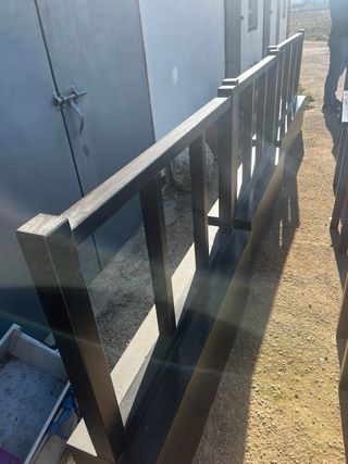 Tavoli e divisori in legno massello