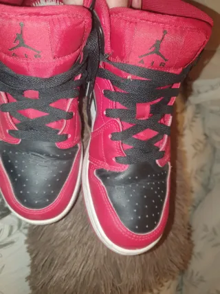 Zapatillas Jordan Rojas y Negras