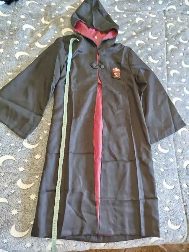 Disfraz Harry Potter negro con capucha y escudo
