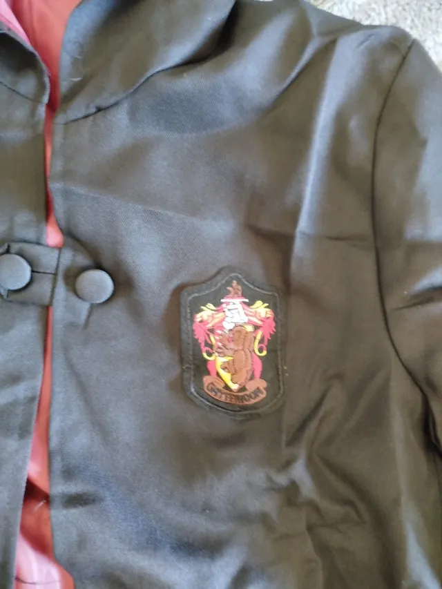 Disfraz Harry Potter negro con capucha y escudo