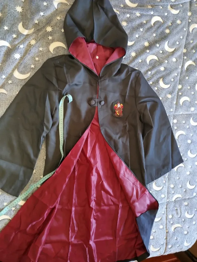 Disfraz Harry Potter negro con capucha y escudo