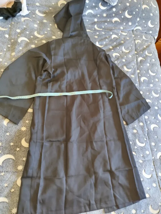 Disfraz Harry Potter negro con capucha y escudo