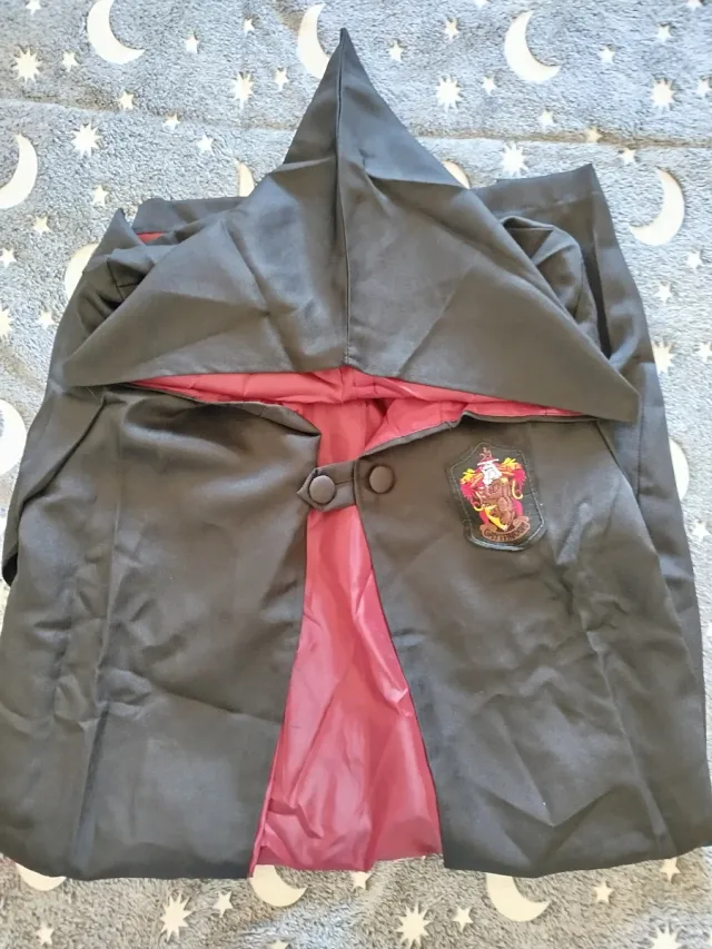 Disfraz Harry Potter negro con capucha y escudo