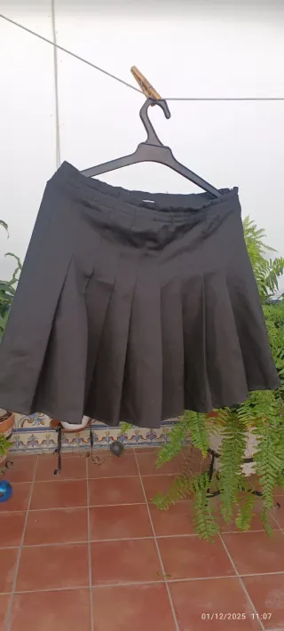 Falda corta plisada negra