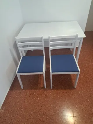 Comedor recién pintado y tapizado