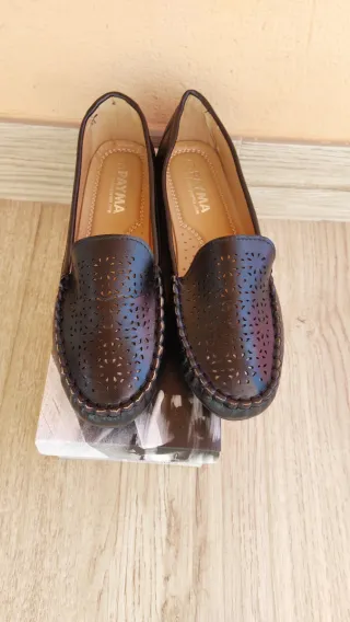 Zapatos negros de entretiempo con perforaciones