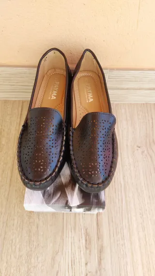 Zapatos negros de entretiempo con perforaciones