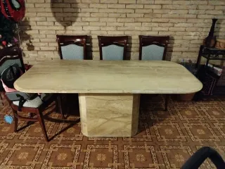 Tavolo in marmo e 6 sedie in legno