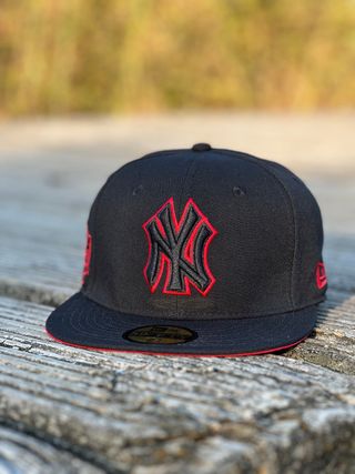 Gorra New Era NY Negra y Roja 59FIFTY