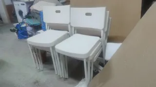 Sedie bianche in plastica impilabili