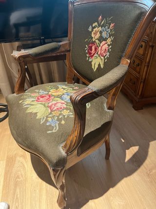 Silla antigua tapizada floral