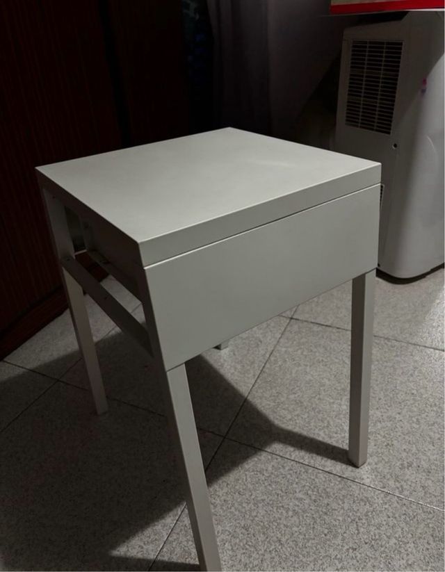 Mesita auxiliar IKEA blanca