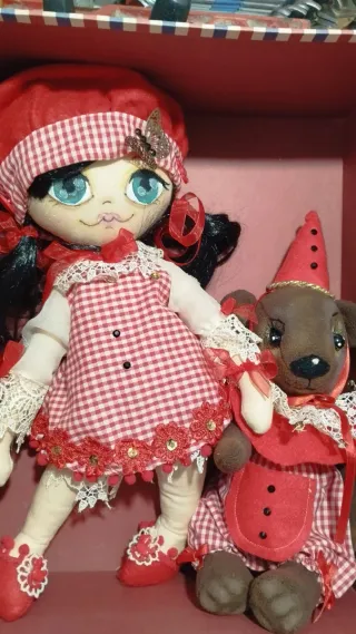 Vecchie bambole di stoffa in stile circo