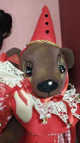 Vecchie bambole di stoffa in stile circo