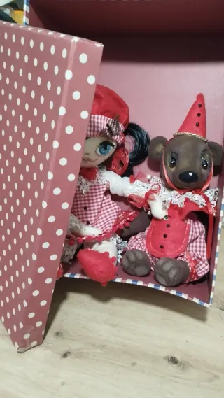 Vecchie bambole di stoffa in stile circo