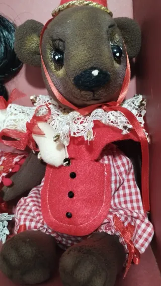 Vecchie bambole di stoffa in stile circo