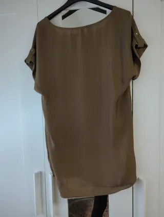 Camisola verde oliva y blusa azul celeste