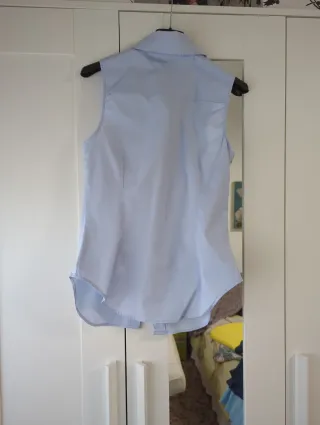 Camisola verde oliva y blusa azul celeste