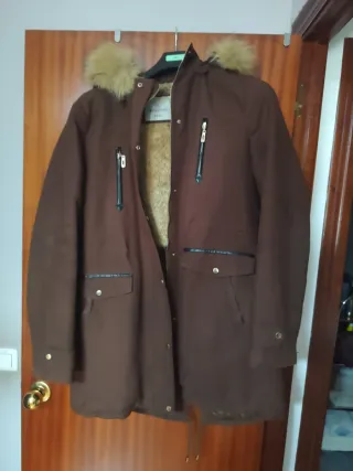 Parka marrón con capucha y pelo