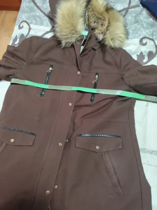 Parka marrón con capucha y pelo