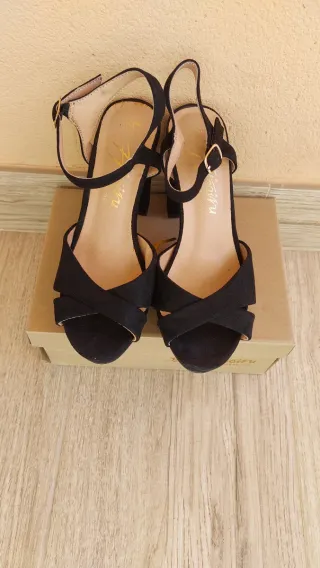 Tacones negros de tiras