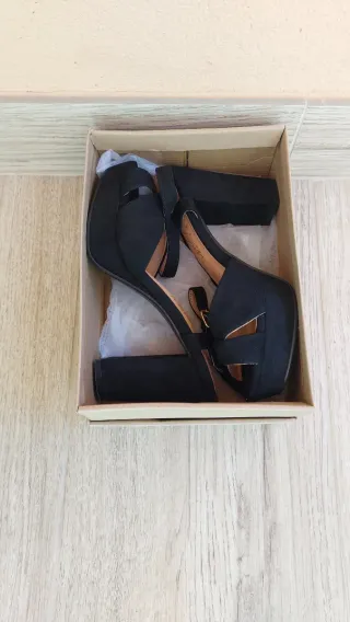 Tacones negros de tiras