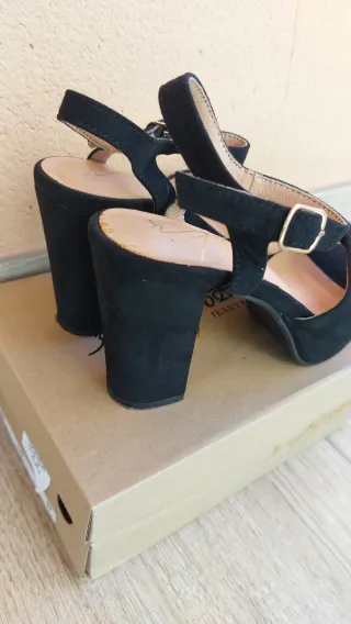 Tacones negros de tiras