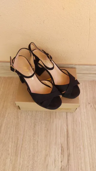 Tacones negros de tiras