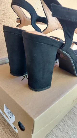 Tacones negros de tiras