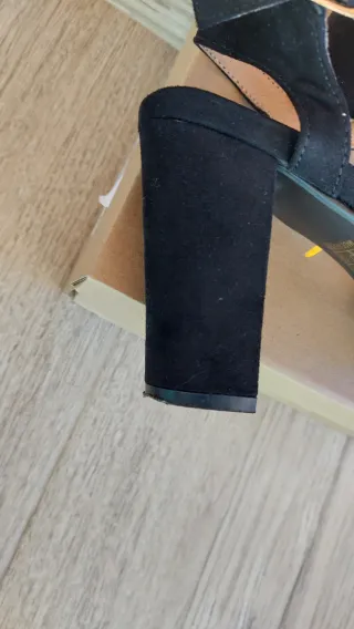 Tacones negros de tiras