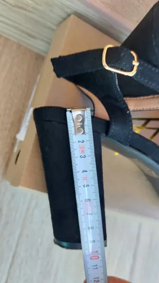 Tacones negros de tiras