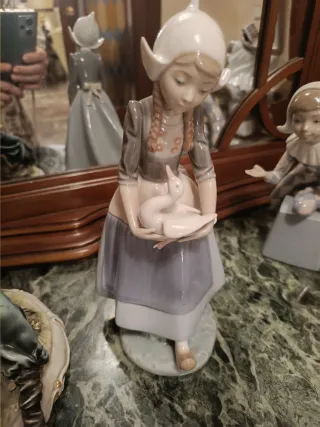 Figura Lladró Niña con Pato. 28 cm.