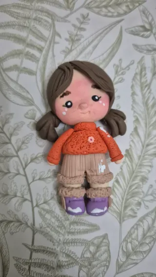 Adorno navideño figura niña jersey naranja