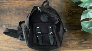 Mochila Negra con Hebillas