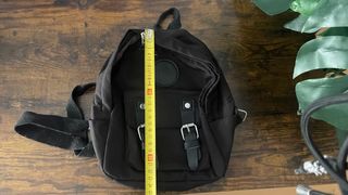 Mochila Negra con Hebillas